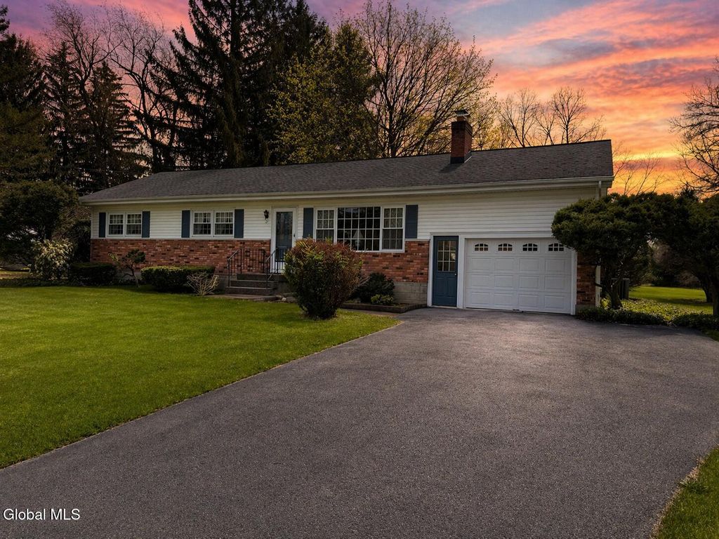 17 Plaid Place, Clifton Park, NY 12065