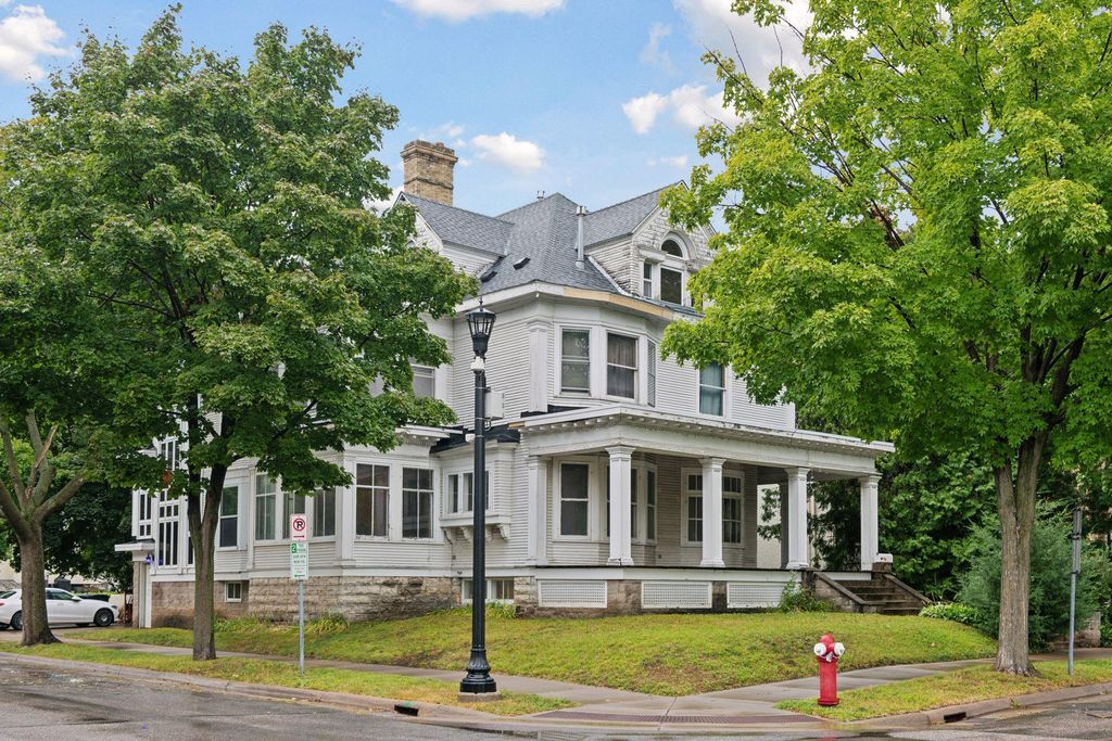 1820 Colfax Avenue S, Minneapolis, MN 55403