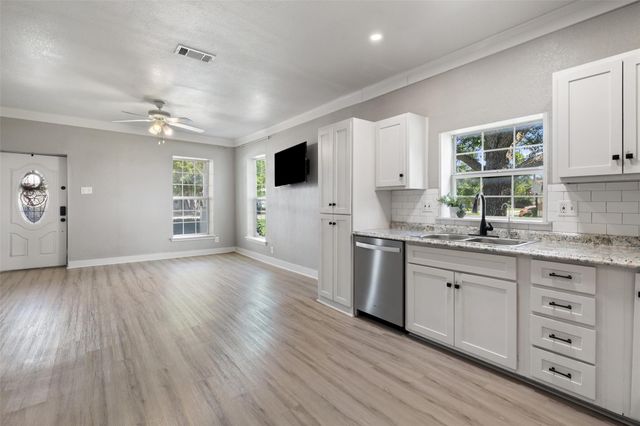 202 Brewster Ave, Florence, TX 76527