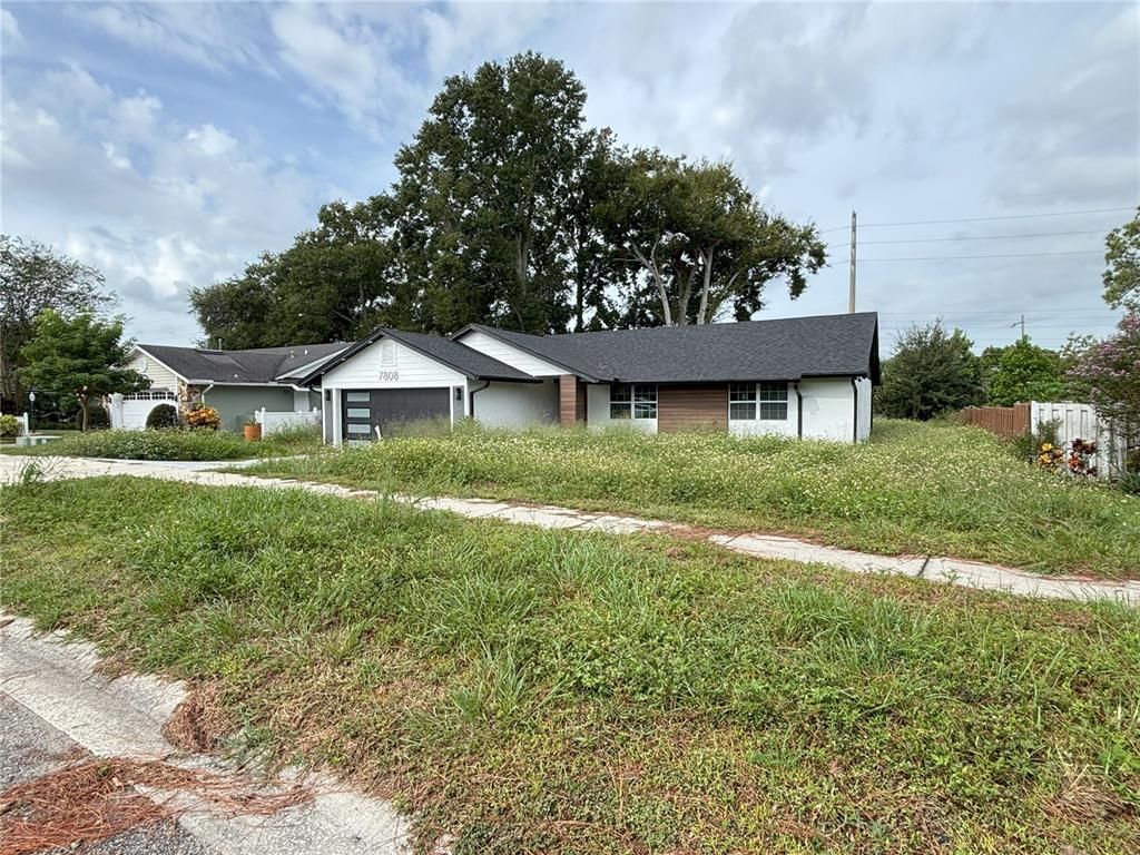 Image 2 of property listing at 7808 CLUBHOUSE ESTATES DRIVE, Orlando, FL 32819