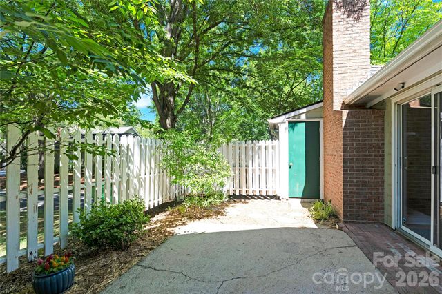 2734 Tiergarten Lane, Charlotte, NC 28210