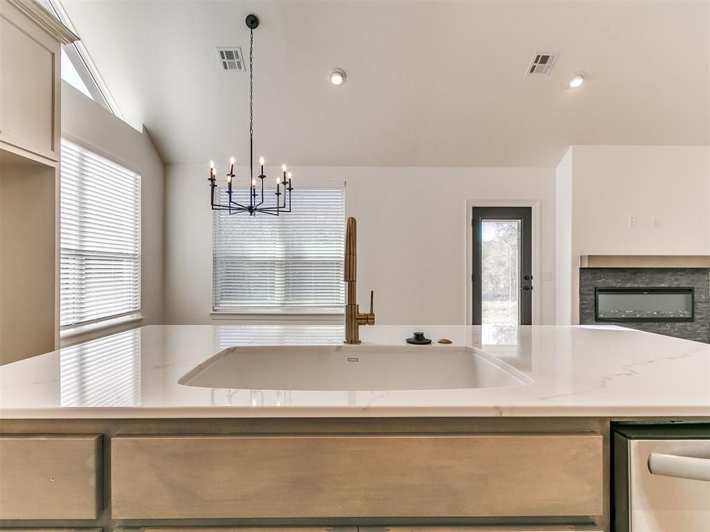 Image 14 of property listing at 9404 NW 75th Street, Yukon, OK 73099