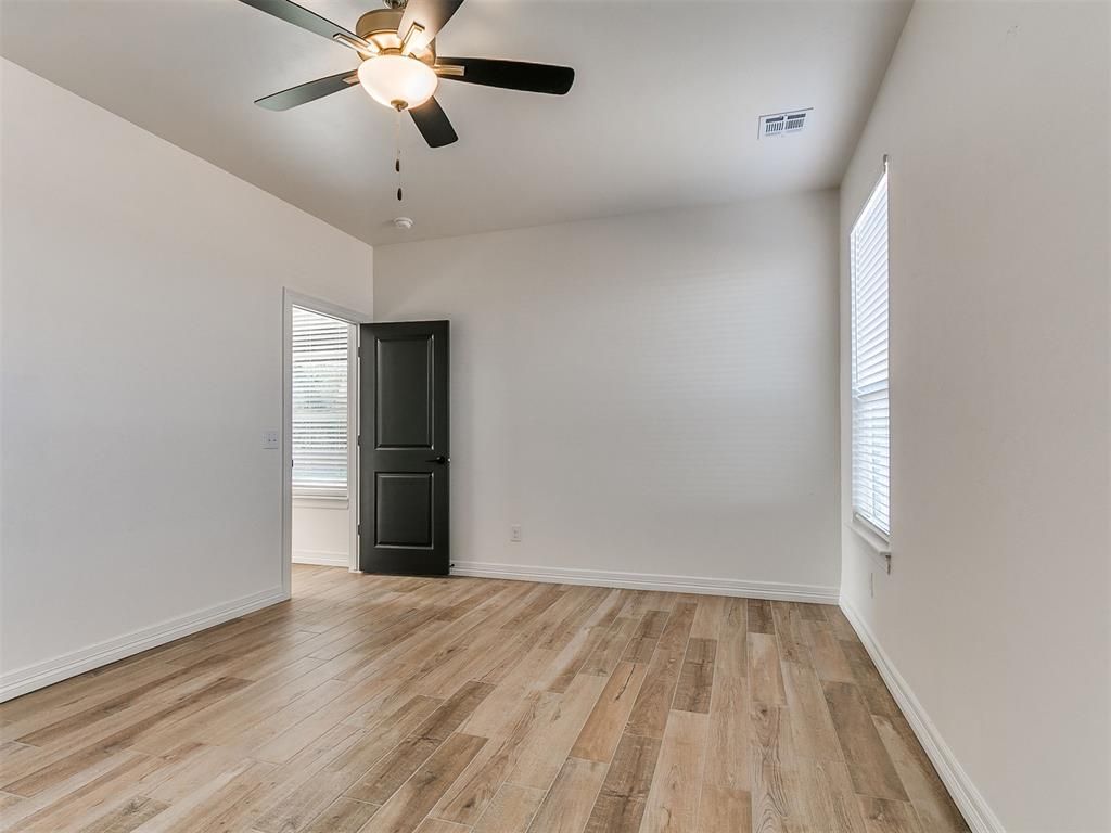 Image 23 of property listing at 9404 NW 75th Street, Yukon, OK 73099