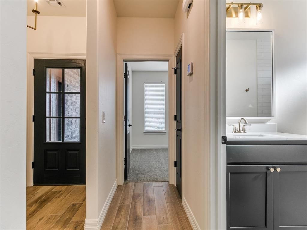 Image 7 of property listing at 9404 NW 75th Street, Yukon, OK 73099