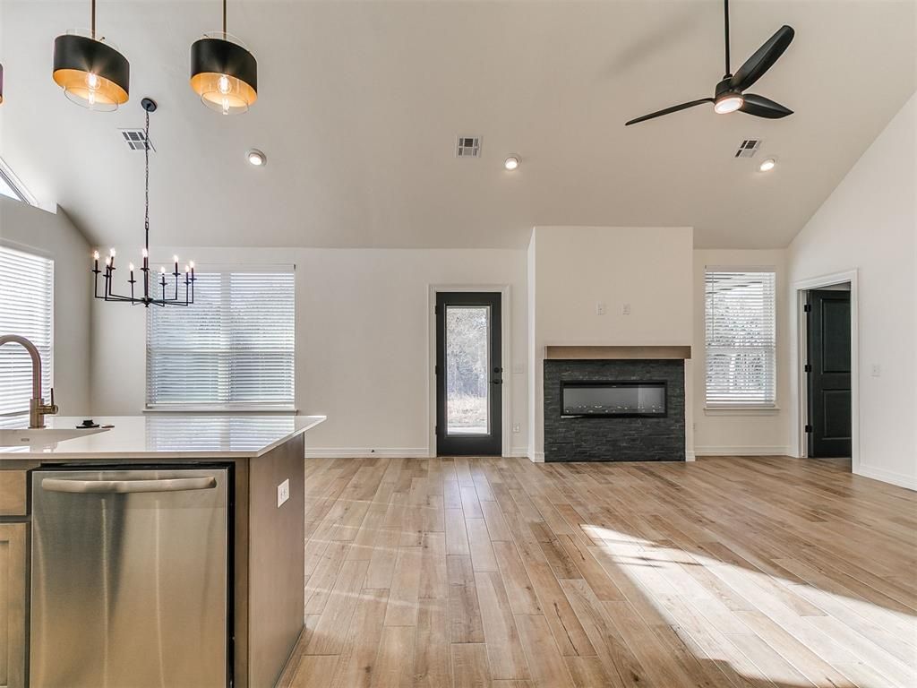 Image 8 of property listing at 9404 NW 75th Street, Yukon, OK 73099