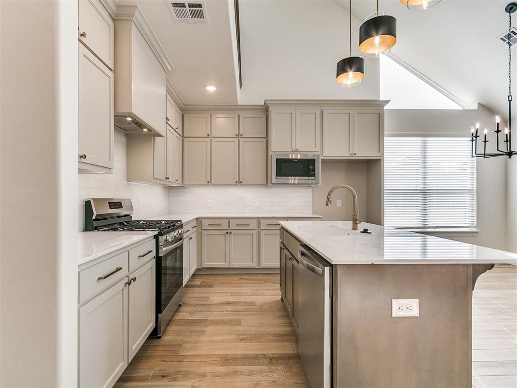 Image 10 of property listing at 9404 NW 75th Street, Yukon, OK 73099