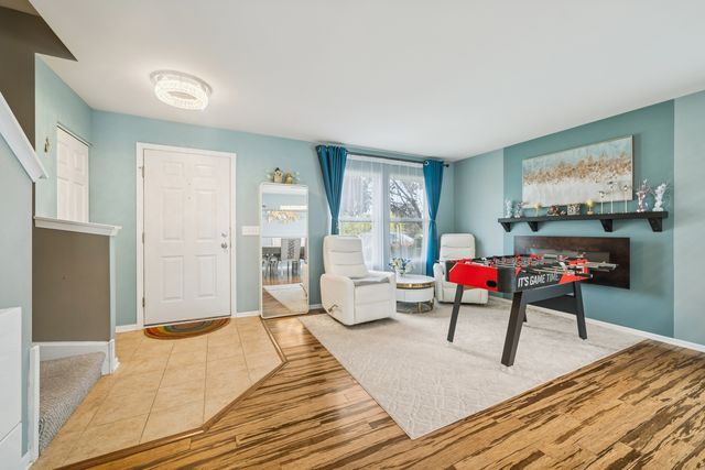 560 Canterbury Lane, Pingree Grove, IL 60140