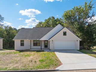 90 Derek Dr, Lexington, TN 38351