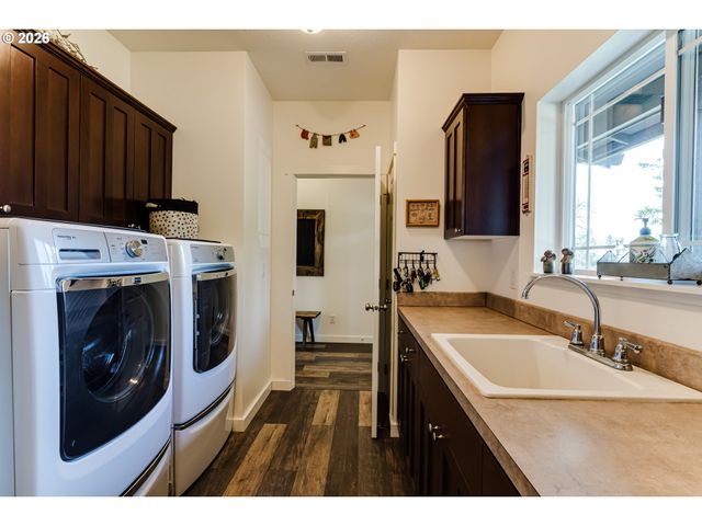 39464 Walterville Ln, Springfield, OR 97478