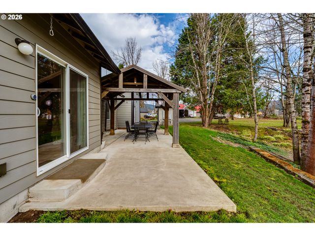 39464 Walterville Ln, Springfield, OR 97478