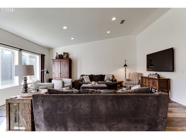 39464 Walterville Ln, Springfield, OR 97478