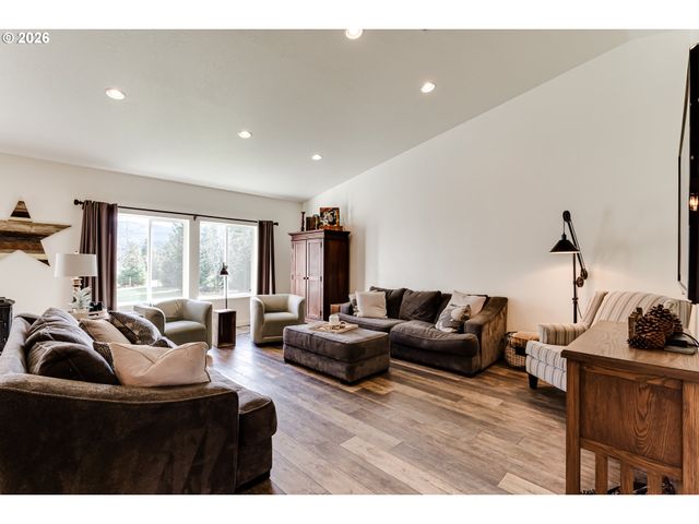 39464 Walterville Ln, Springfield, OR 97478