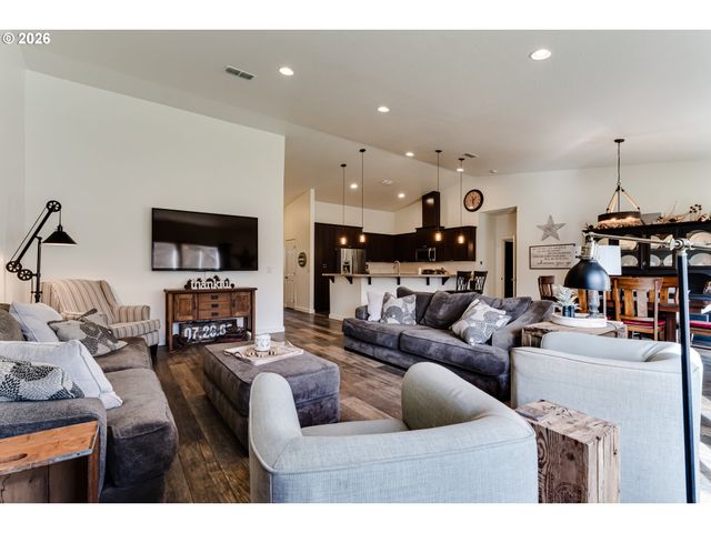 39464 Walterville Ln, Springfield, OR 97478