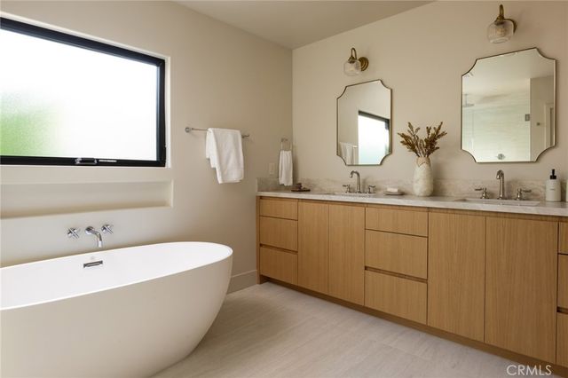 321 N Lucerne, Los Angeles, CA 90004