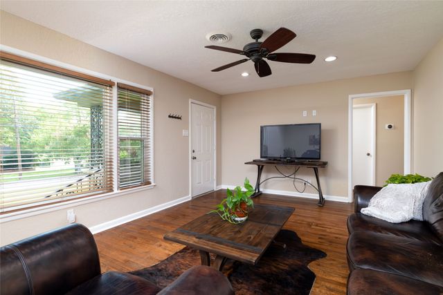 1318 Brookhurst Street, Irving, TX 75061