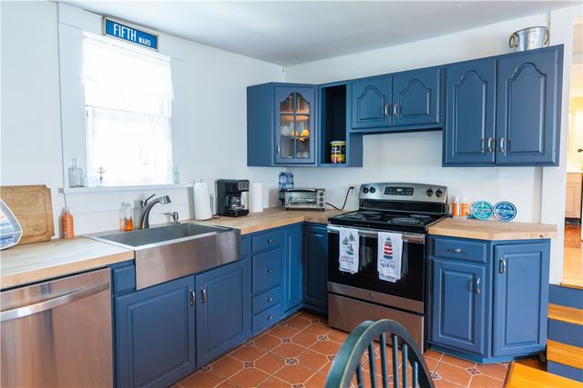 7 Boss Court, Newport, RI 02840