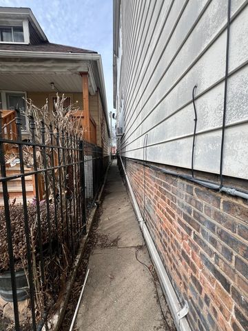 8242 S Houston Avenue, Chicago, IL 60617