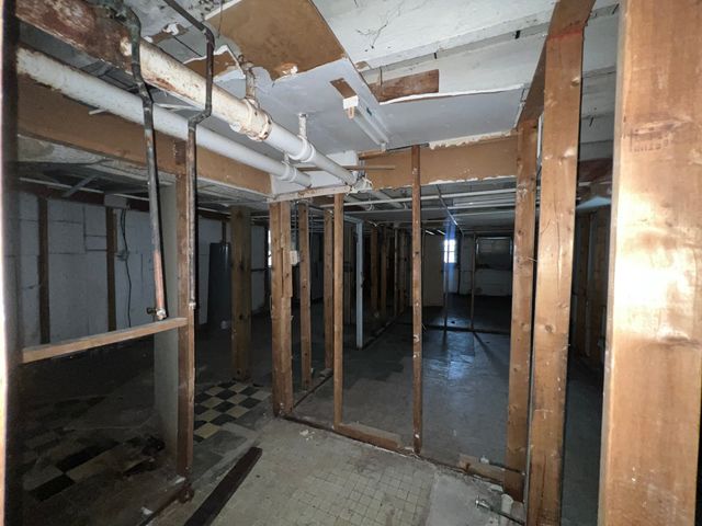 8242 S Houston Avenue, Chicago, IL 60617