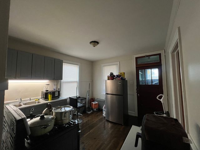 8242 S Houston Avenue, Chicago, IL 60617