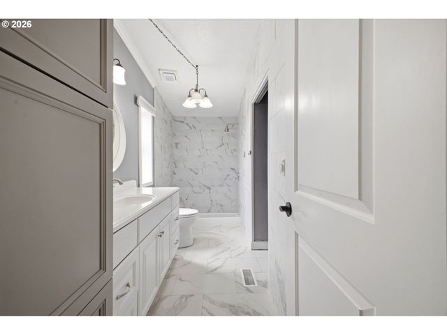 851 Sw SUNSET Way 28, Troutdale, OR 97060