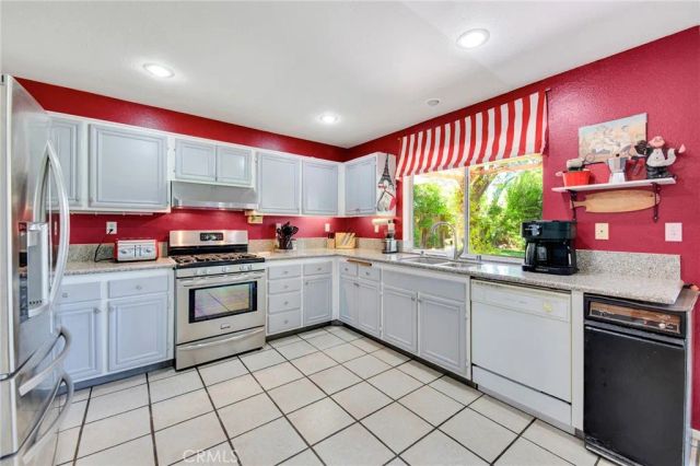 2825 W Newgrove Street, Lancaster, CA 93536