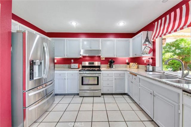 2825 W Newgrove Street, Lancaster, CA 93536
