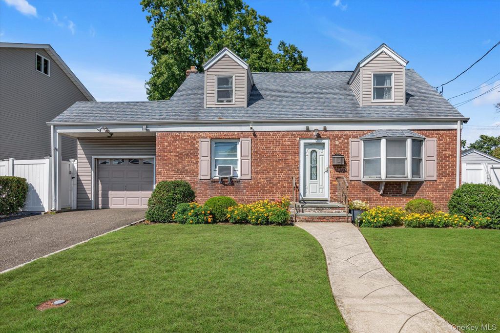 15 Lexington Avenue, Westbury, NY 11590 — photo 2