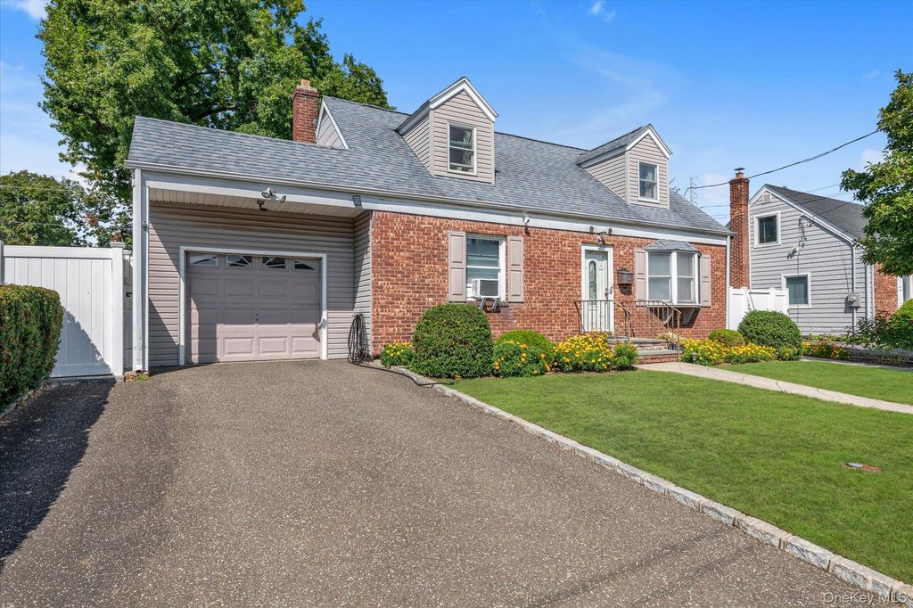 15 Lexington Avenue, Westbury, NY 11590 — photo 3