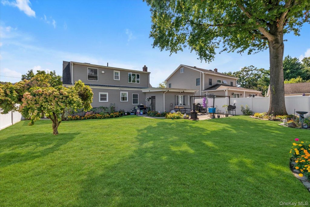 15 Lexington Avenue, Westbury, NY 11590 — photo 4