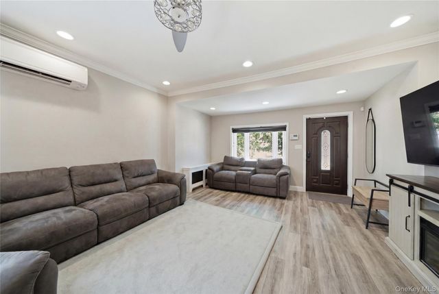 6424 Pleasantview Street, Middle Village, NY 11379