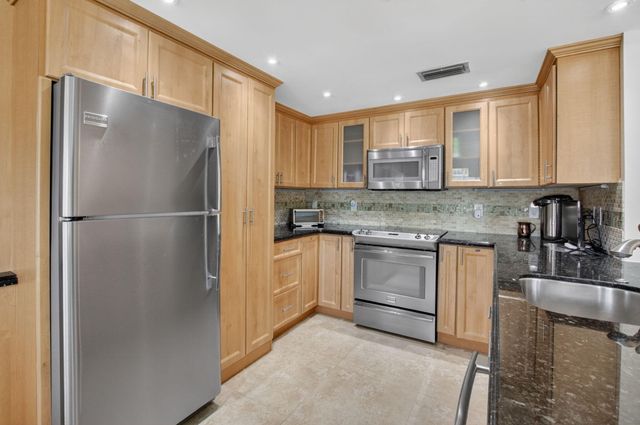 1027 Yarmouth Drive B, Boca Raton, FL 33434