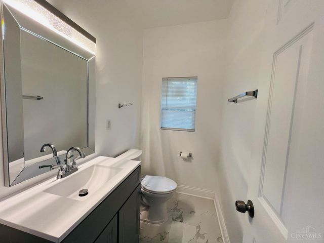 10 Clinton Springs Lane, Cincinnati, OH 45217