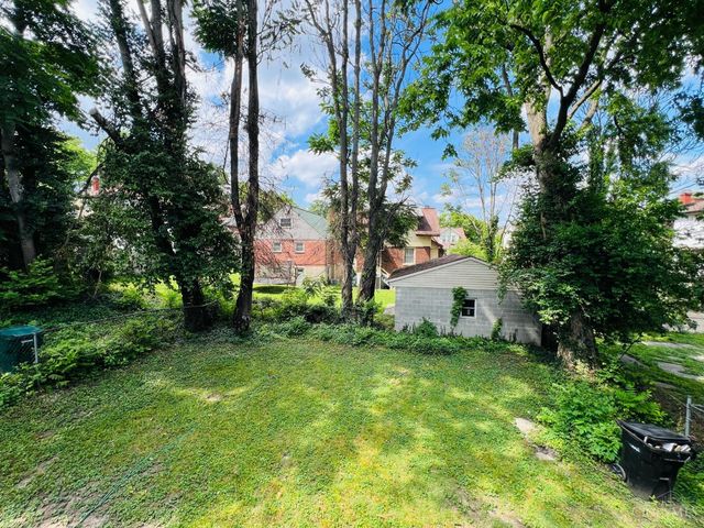 10 Clinton Springs Lane, Cincinnati, OH 45217
