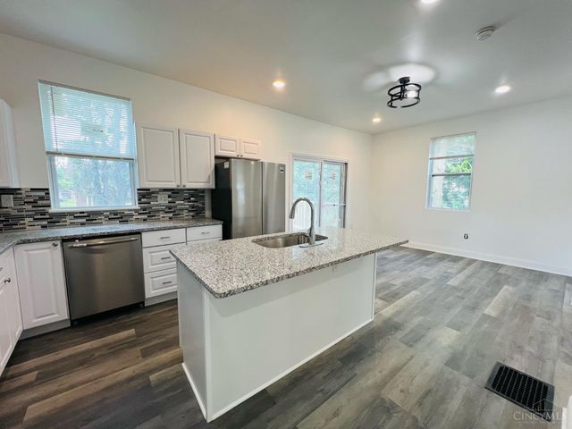 10 Clinton Springs Lane, Cincinnati, OH 45217
