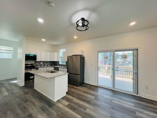 10 Clinton Springs Lane, Cincinnati, OH 45217