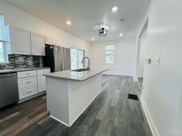 10 Clinton Springs Lane, Cincinnati, OH 45217
