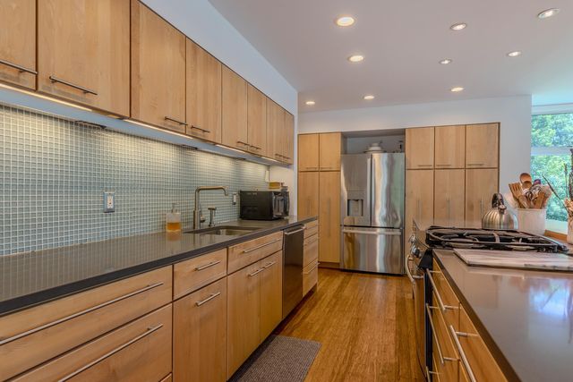 691 Black Bear Road, Jamaica, VT 05343