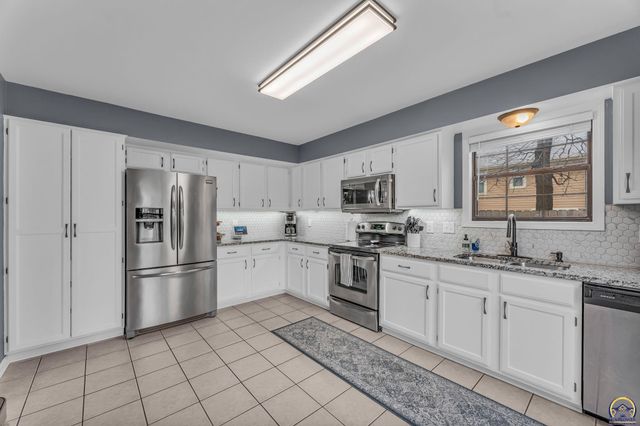 1909 E 25th TER, Lawrence, KS 66046