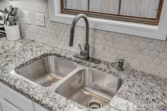 1909 E 25th TER, Lawrence, KS 66046