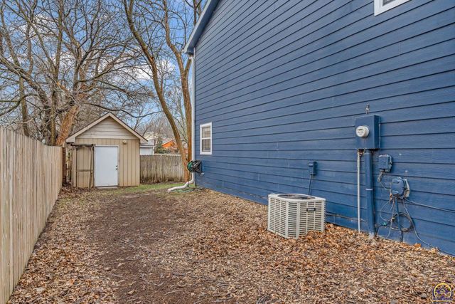 1909 E 25th TER, Lawrence, KS 66046