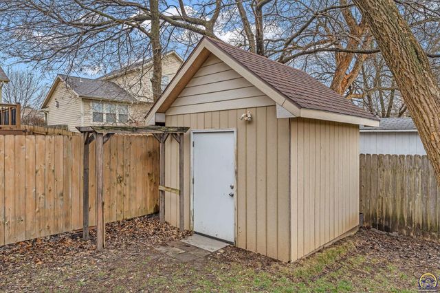 1909 E 25th TER, Lawrence, KS 66046