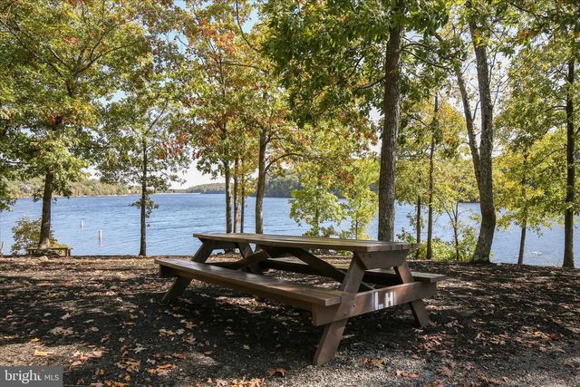 107 LAKE SHORE DR, Cross Junction, VA 22625