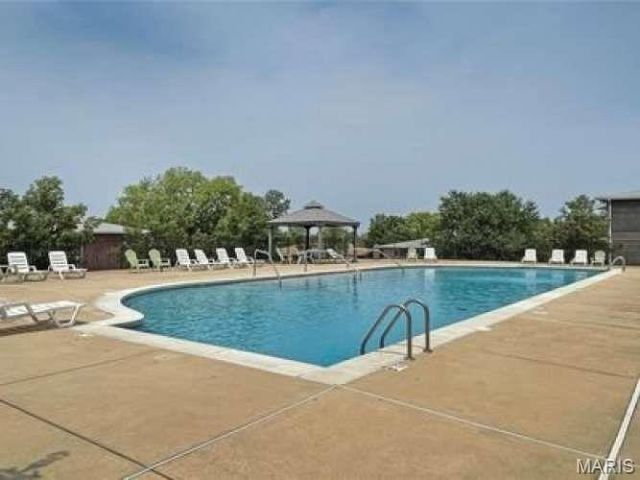 10395 Forest Brook Lane E, Creve Coeur, MO 63146