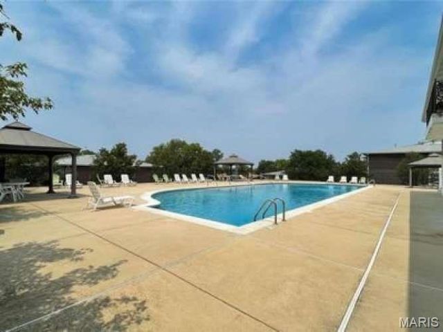 10395 Forest Brook Lane E, Creve Coeur, MO 63146