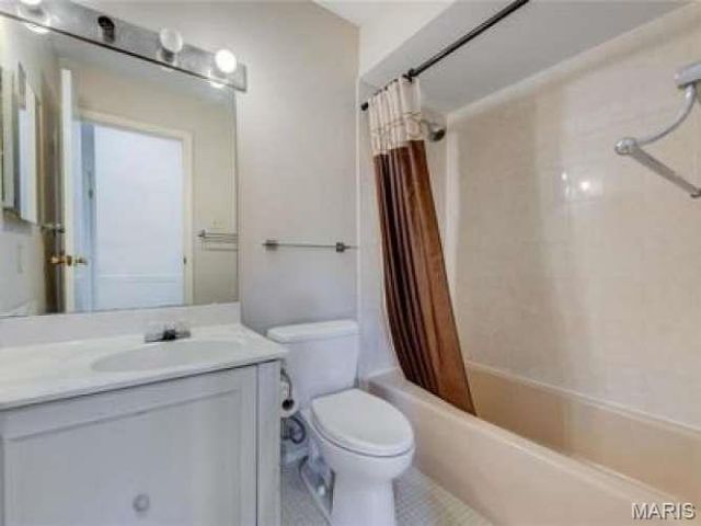 10395 Forest Brook Lane E, Creve Coeur, MO 63146