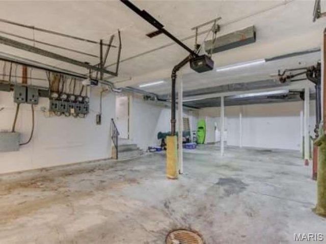 10395 Forest Brook Lane E, Creve Coeur, MO 63146