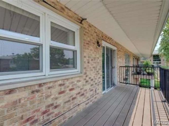 10395 Forest Brook Lane E, Creve Coeur, MO 63146