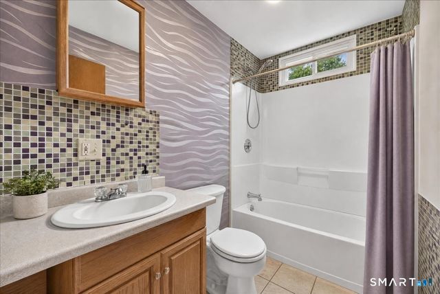 16 Roseleah Drive, Waterford, CT 06385