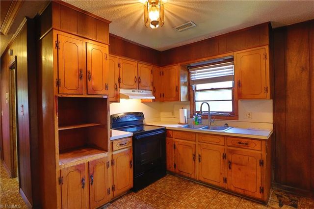 834 Mary James Avenue, Thomasville, NC 27360
