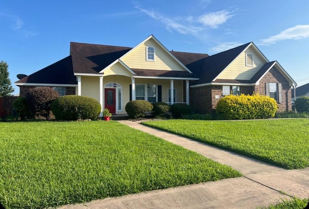 101 Revere Ct, Clute, TX 77531